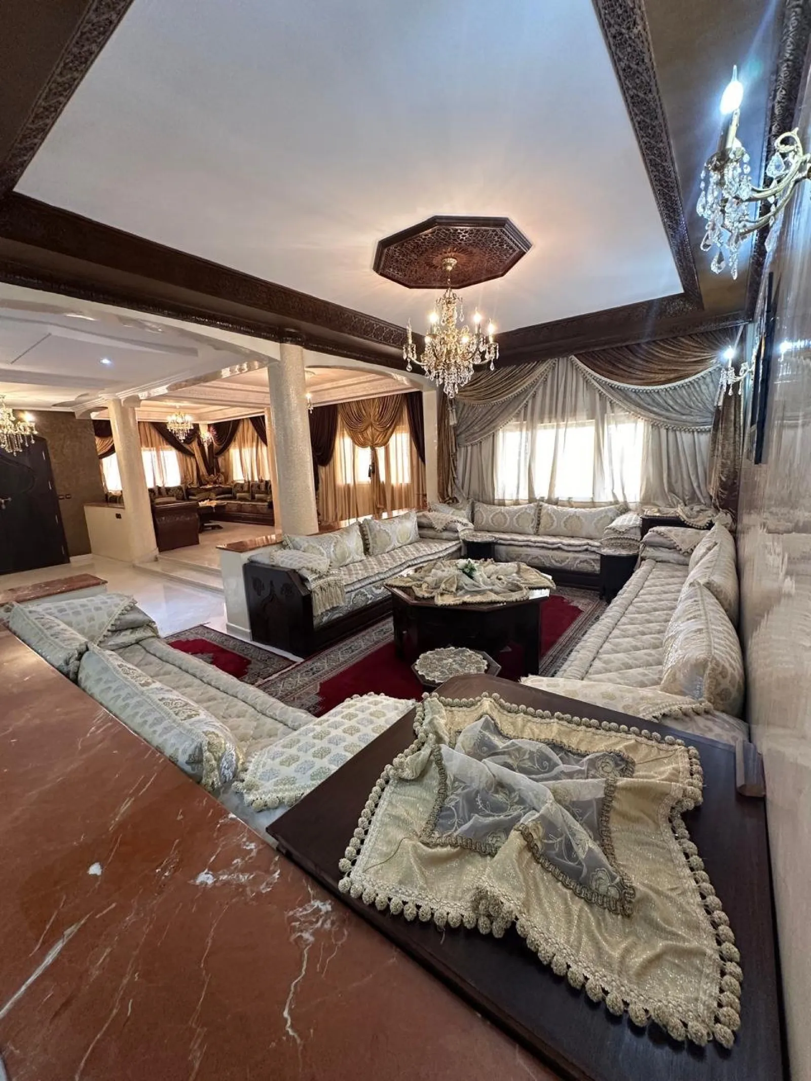 Table de réception et plats marocains dressés par un traiteur à Agadir
